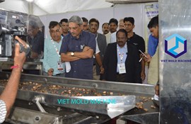 Mr. Manohar Parikar, Chief Minister of Goa (Former Defence Minister of India) to exhibiton of cashew processing machines of Viet Mold Machine production trading service co.,ltd